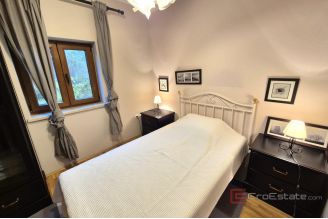 013 1021 48 Krk two storey apartment near the beach for sale