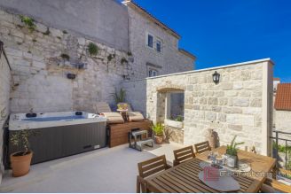 001 2035 351 Trogir Authentic stone house with modern design for rent
