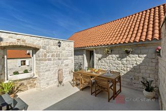 020 2035 351 Trogir Authentic stone house with modern design for rent