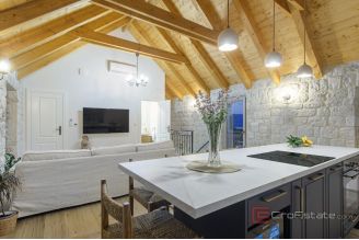 020 2035 351 Trogir Authentic stone house with modern design for rent
