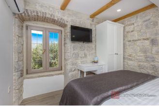020 2035 351 Trogir Authentic stone house with modern design for rent