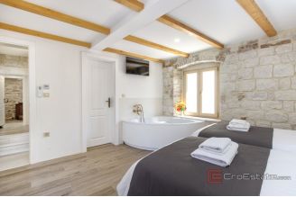 020 2035 351 Trogir Authentic stone house with modern design for rent