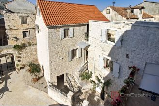 020 2035 351 Trogir Authentic stone house with modern design for rent