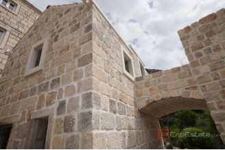 016 2052 122 Peljesac stone house with sea view for sale