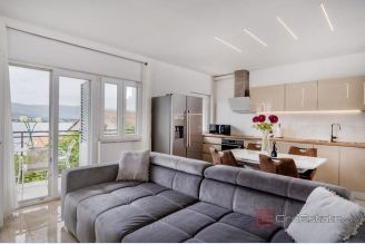 001 2060 06 Trogir renovated apartment with sea view and garden for sale