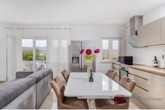 012 2060 06 Trogir renovated apartment with sea view and garden for sale