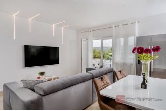 012 2060 06 Trogir renovated apartment with sea view and garden for sale