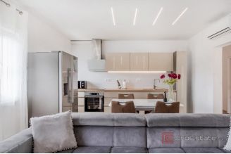 012 2060 06 Trogir renovated apartment with sea view and garden for sale