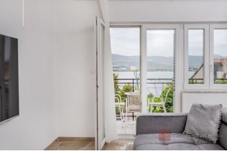 012 2060 06 Trogir renovated apartment with sea view and garden for sale
