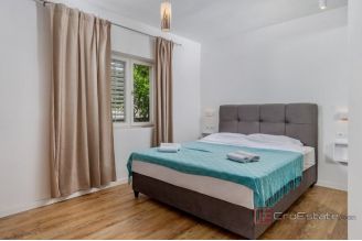 012 2060 06 Trogir renovated apartment with sea view and garden for sale