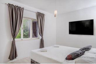 012 2060 06 Trogir renovated apartment with sea view and garden for sale