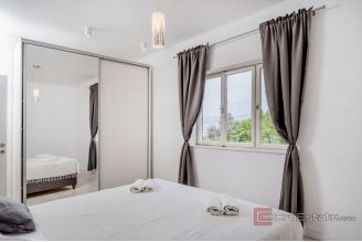 012 2060 06 Trogir renovated apartment with sea view and garden for sale