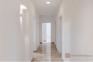 012 2060 06 Trogir renovated apartment with sea view and garden for sale