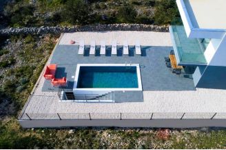 011 2044 84 Marina villa with heated pool and sea view for sale