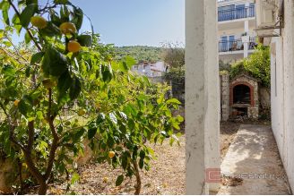 018 2057 27 Ciovo vacation house first row to the sea for sale