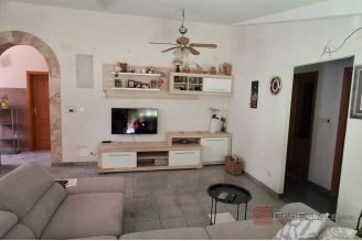 011 2057 26 Trogir apartment house in a prime location for sale