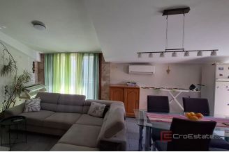 011 2057 26 Trogir apartment house in a prime location for sale