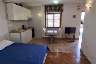 011 2057 26 Trogir apartment house in a prime location for sale