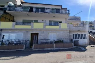 011 2057 26 Trogir apartment house in a prime location for sale