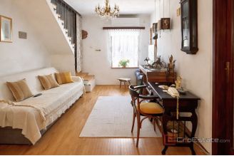 013 2051 67 split renovated stone house with yard for sale