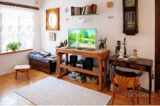 013 2051 67 split renovated stone house with yard for sale