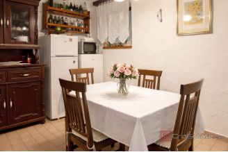 013 2051 67 split renovated stone house with yard for sale