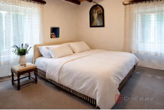 013 2051 67 split renovated stone house with yard for sale