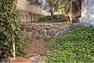 013 2051 67 split renovated stone house with yard for sale