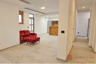 007 5493 30 Kastela Detached three storey house with pool for sale