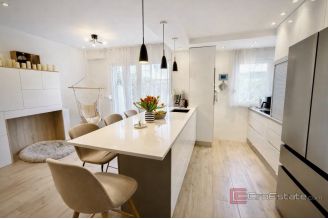 009 2060 07 Solin modern two bedroom apartment with big garden for sale