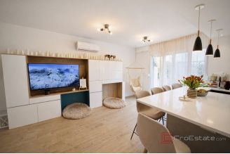 009 2060 07 Solin modern two bedroom apartment with big garden for sale