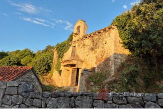 008 5494 30 Brac Ruined stone house with garage for sale