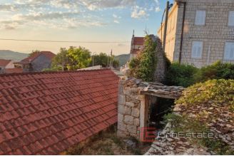 008 5494 30 Brac Ruined stone house with garage for sale
