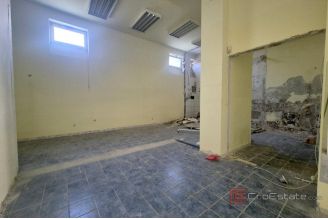 006 2016 704 split attractively positioned commercial space for rent
