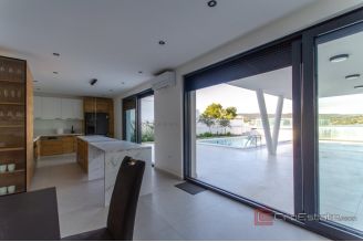 16 2013 253 Solta villa by the sea swimming pool