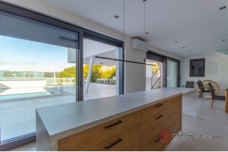 16 2013 253 Solta villa by the sea swimming pool