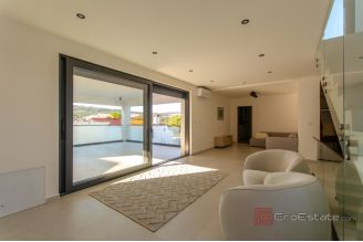 16 2013 253 Solta villa by the sea swimming pool