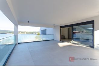 16 2013 253 Solta villa by the sea swimming pool