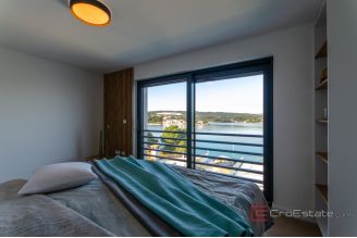 16 2013 253 Solta villa by the sea swimming pool