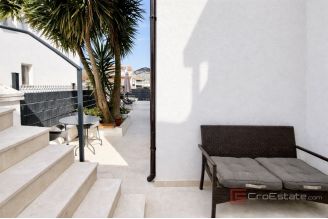020 2060 10 Trogir Modern apartment house with six units for sale