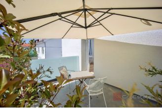 020 2060 10 Trogir Modern apartment house with six units for sale