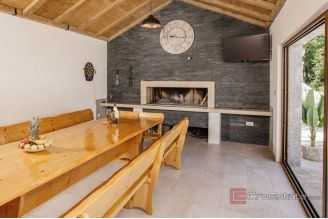 017 5502 30 imotski house with pool for sale