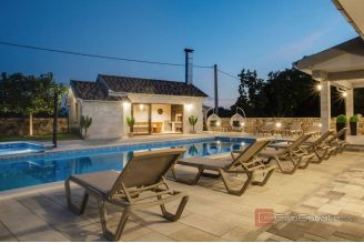 017 5502 30 imotski house with pool for sale