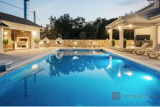 017 5502 30 imotski house with pool for sale