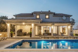 017 5502 30 imotski house with pool for sale