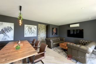 001 2049 99 House with pool and panoramic view for sale