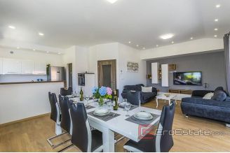 015 2016 465 House with pool and sea view near Sibenik for sale