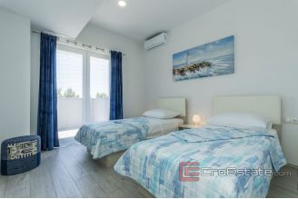 015 2016 465 House with pool and sea view near Sibenik for sale