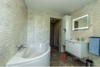 015 2016 465 House with pool and sea view near Sibenik for sale