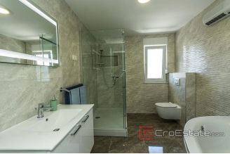 015 2016 465 House with pool and sea view near Sibenik for sale